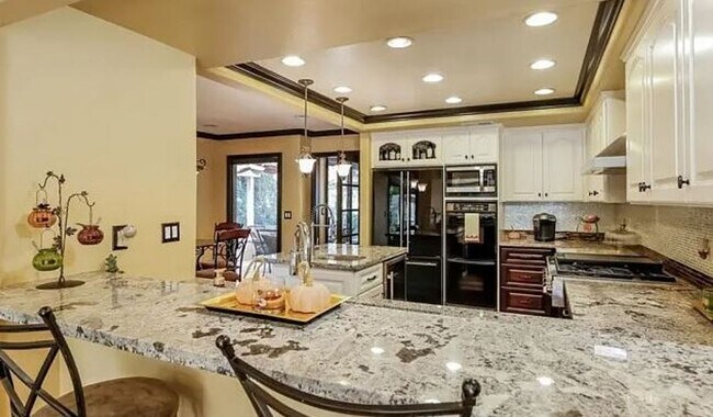 Building Photo - Spacious 5-Bedroom Home for Rent in Prime ...