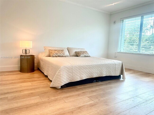 Building Photo - 10178 Collins Ave