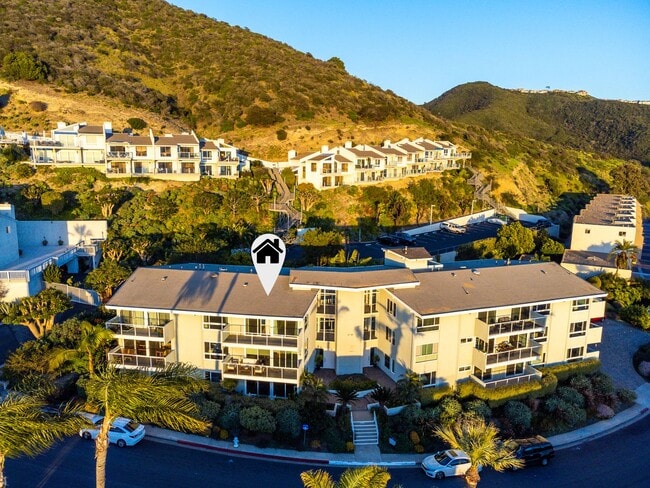 Building Photo - Stunning Ocean Views! 1 Bedroom Condo Avai...