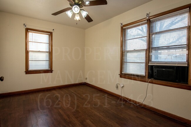 Building Photo - Weekly Rental 2 Bedroom 1 Bathroom on cul-...