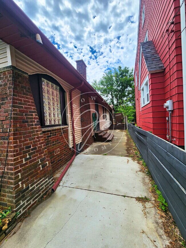 Building Photo - Adorable but unique 3+ bedrooms with bonus rooms! Fenced yard!