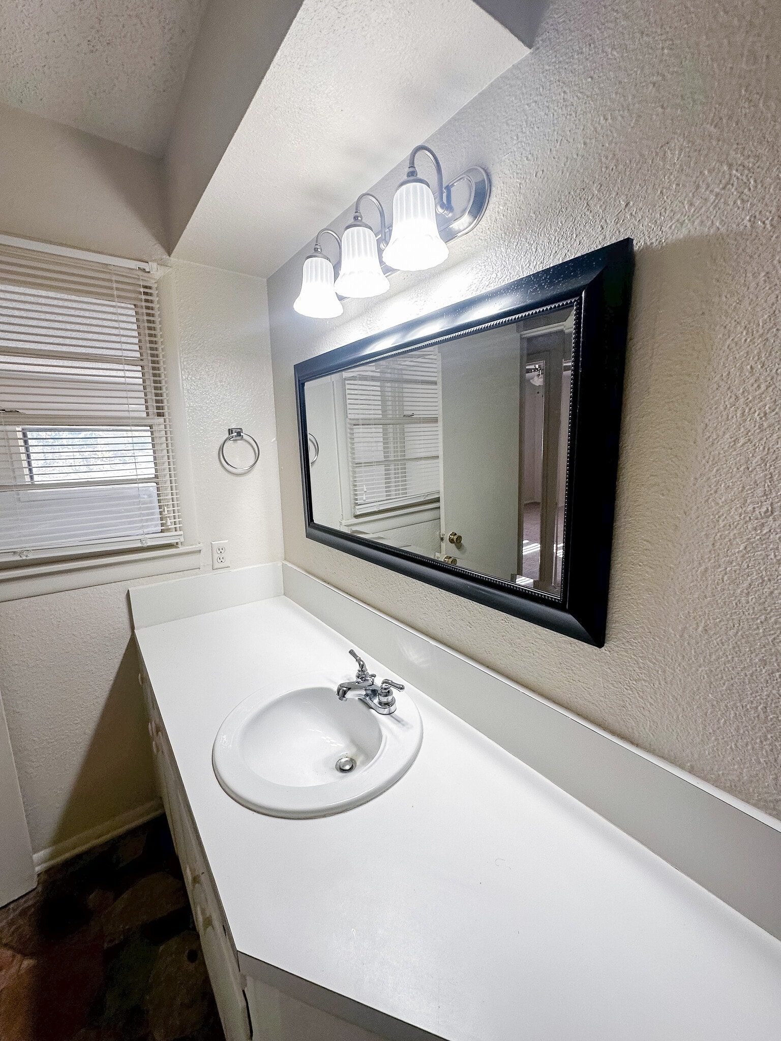 Building Photo - 924 NW Runyon Rd