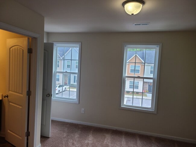Building Photo - 2 bedroom, 2.5 bath unfurnished townhouse in Holly Ridge - Beacon Woods Community