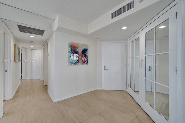 Building Photo - 3500 Mystic Pointe Dr