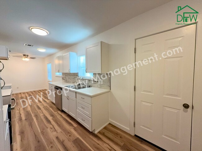 Building Photo - Fully Renovated 2-Bedroom Home Near UTA & AT&T Stadium – Modern Upgrades + Spacious Yard!