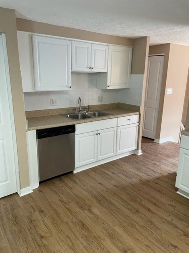 Building Photo - 135 Grenoble Rd