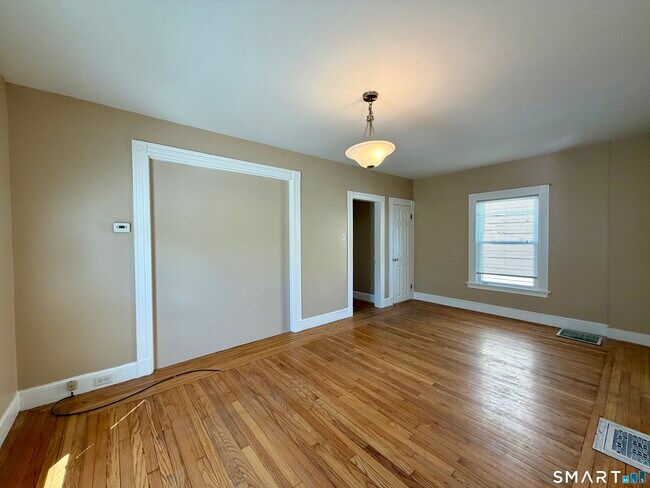 Building Photo - 11 Hine St
