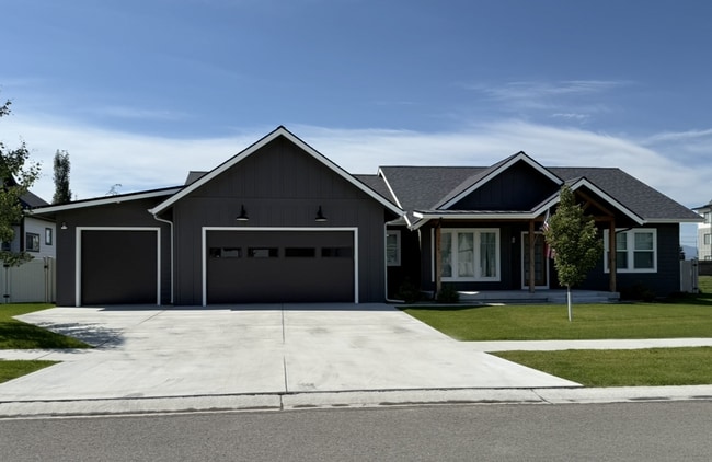 Primary Photo - Stunning Kalispell Home in Silverbrook nei...