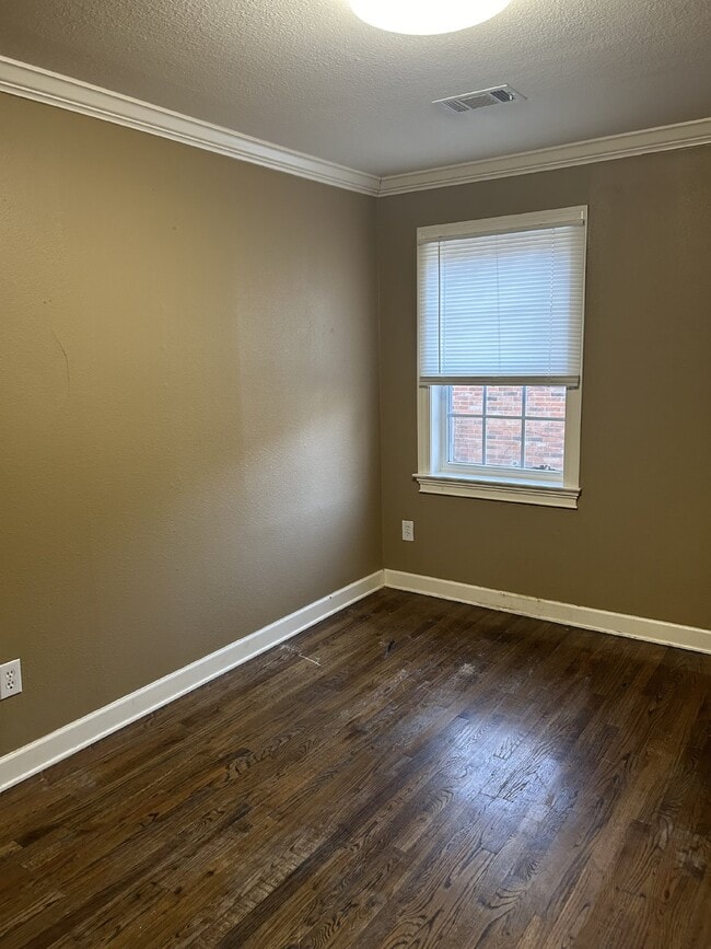 Building Photo - "Charming 3-Bedroom Retreat on Holly Street - Spacious 1,618 Sq Ft with 1.5 Baths in Jonesboro!"