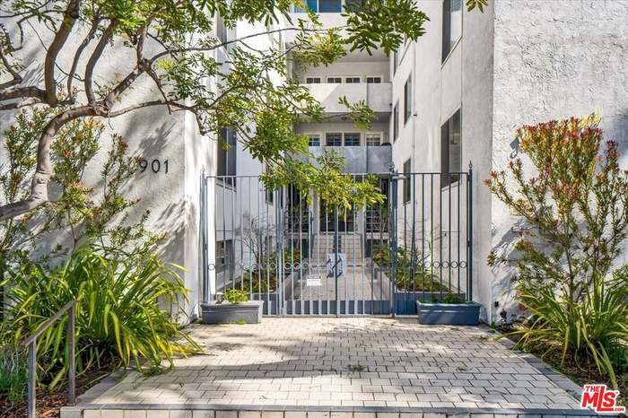 Units, lobby & mail with secure entry - 901 10th St