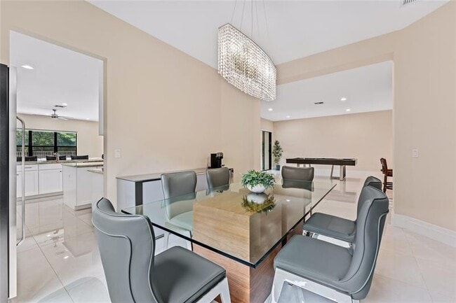 Building Photo - 9571 Eden Roc Ct