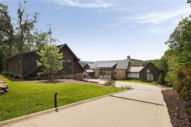 Building Photo - 725 Rocky Point Dr