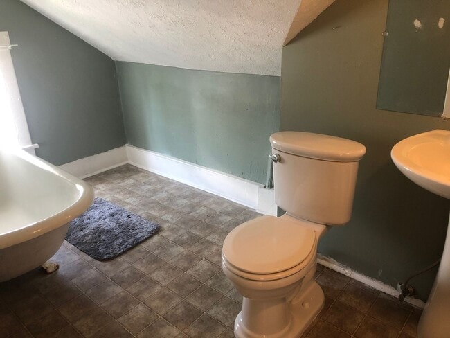 Building Photo - Recently Renovated - Spacious 5 Bedroom, 2...