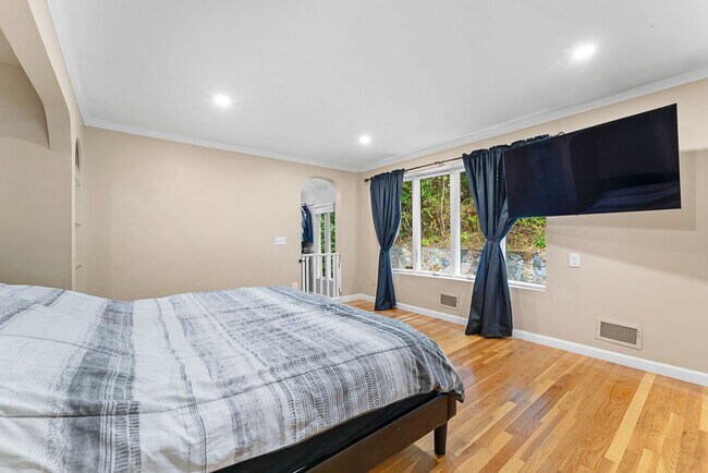 Building Photo - 35 Lanewood Ave