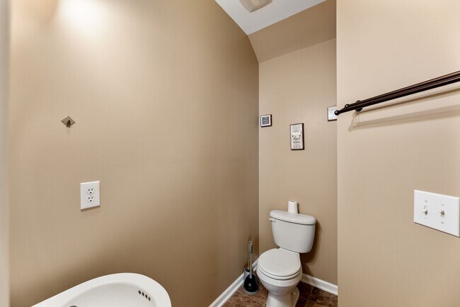 Building Photo - Three Bedroom Townhome in sought-after Mat...