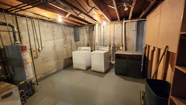 Building Photo - Beautiful, big 3BR rancher with 2 car gar near Lake Shawnee!