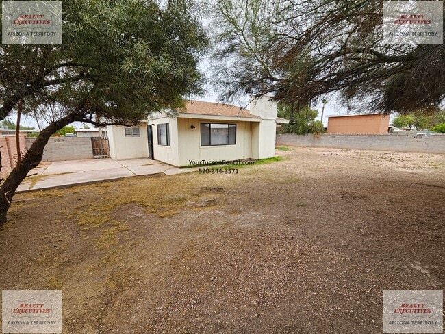 Building Photo - Grant & Silverbell Rd 3/1.5 with A/C $500 Security Deposit