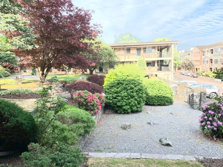 Building Photo - 77 Pitman St