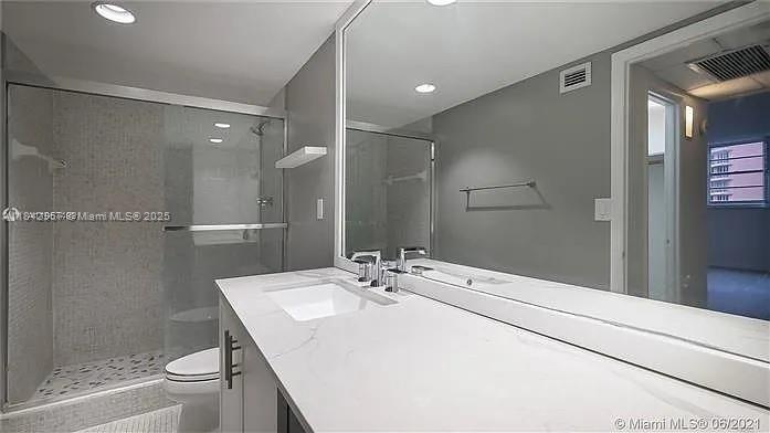 Building Photo - 90 Edgewater Dr