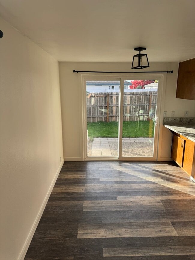 Building Photo - 754 Edgemont Way