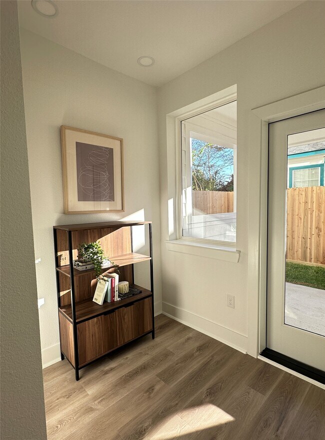 Building Photo - 810 Elkhart St