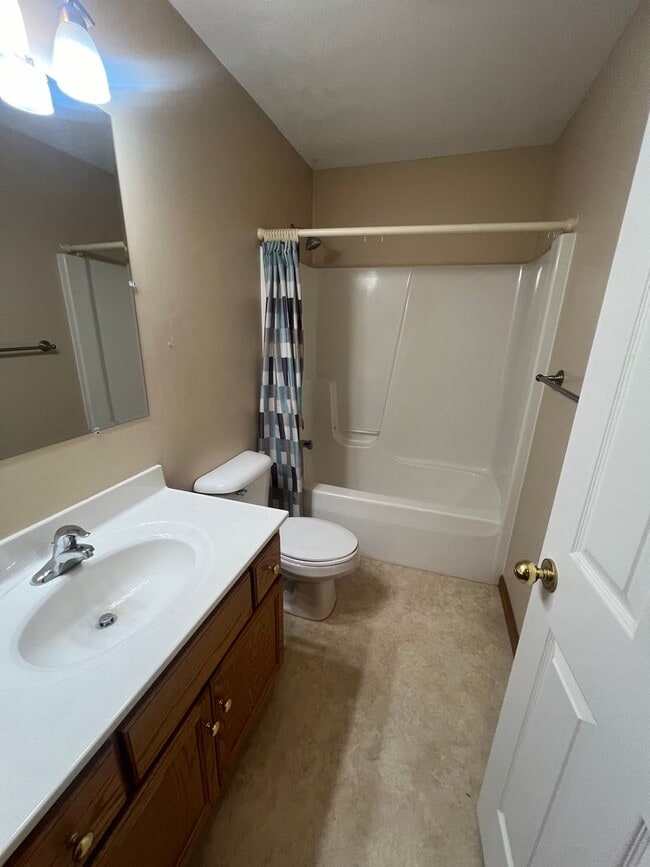 Building Photo - Move in ready 2 bedroom 1.5 bath Chatham Townhouse