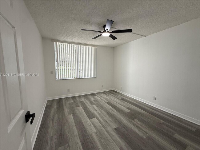 Building Photo - 9440 Live Oak Pl