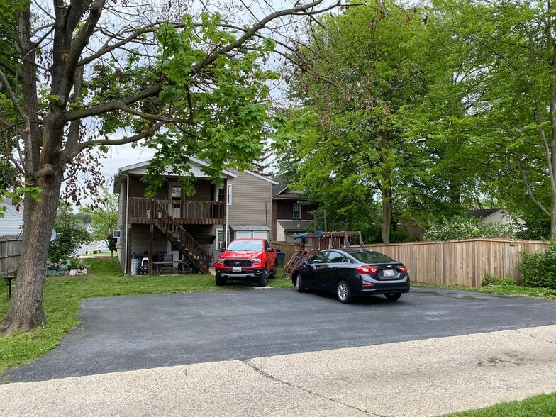 Parking lot in back - 923 St Clair St