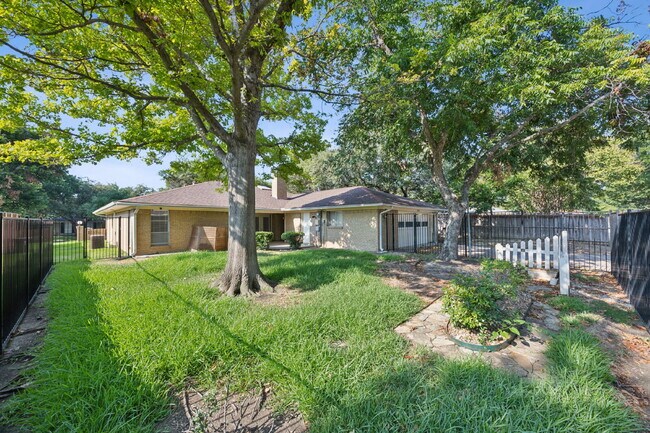 Building Photo - 1725 Northcrest Dr