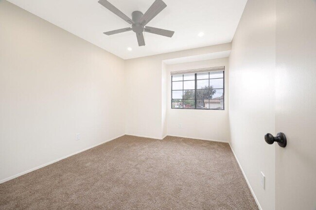 Building Photo - 2369 Ravenwood Dr