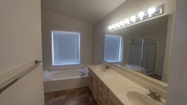 Building Photo - GORGEOUS GLENDALE HOME!