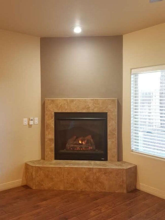 Building Photo - Beautiful, Pet Friendly, Multi-level, 2110 sqft, Luxury Townhouse w/A/C! 3 Bed, 2.5 Bath, + Loft ...