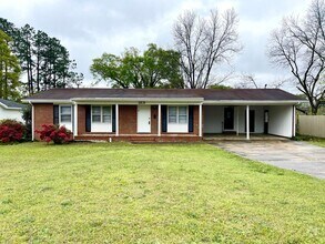 Building Photo - Welcome to this charming 4 bedroom, 2 bath...
