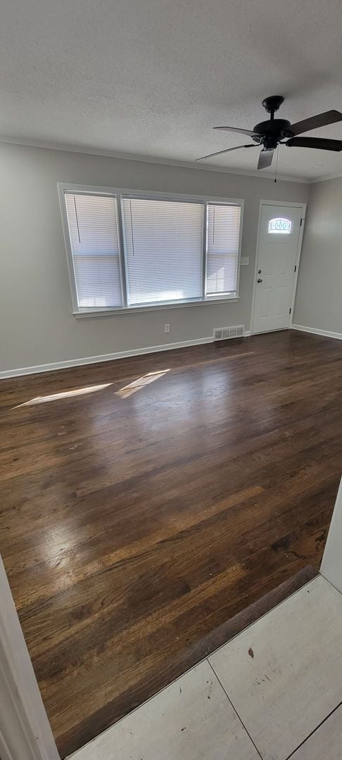 Building Photo - Beautiful Blue 3 Bed 1 Bath Home