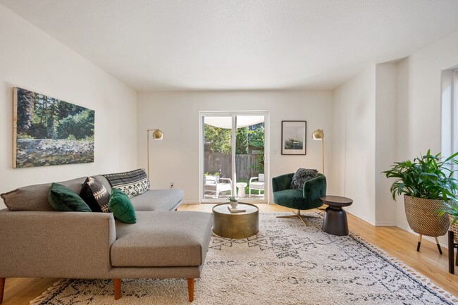 Building Photo - Cathedral Park Cutie ~ Fenced Yard, Garage, Wood-Style Floors