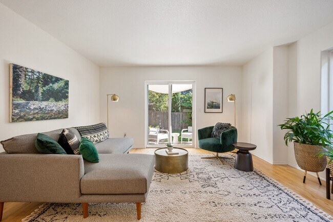 Building Photo - Spacious Cathedral Park Townhouse with Private Yard & Garage