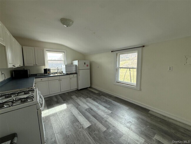 Building Photo - 307 W Shore Rd