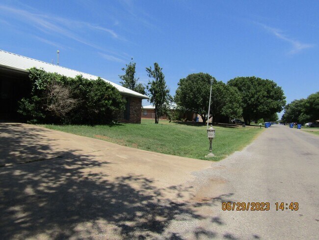 Building Photo - 1101 E Avenue