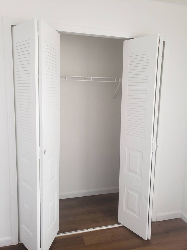 Building Photo - GREAT 3 bedroom 2 bath all new inside sing...