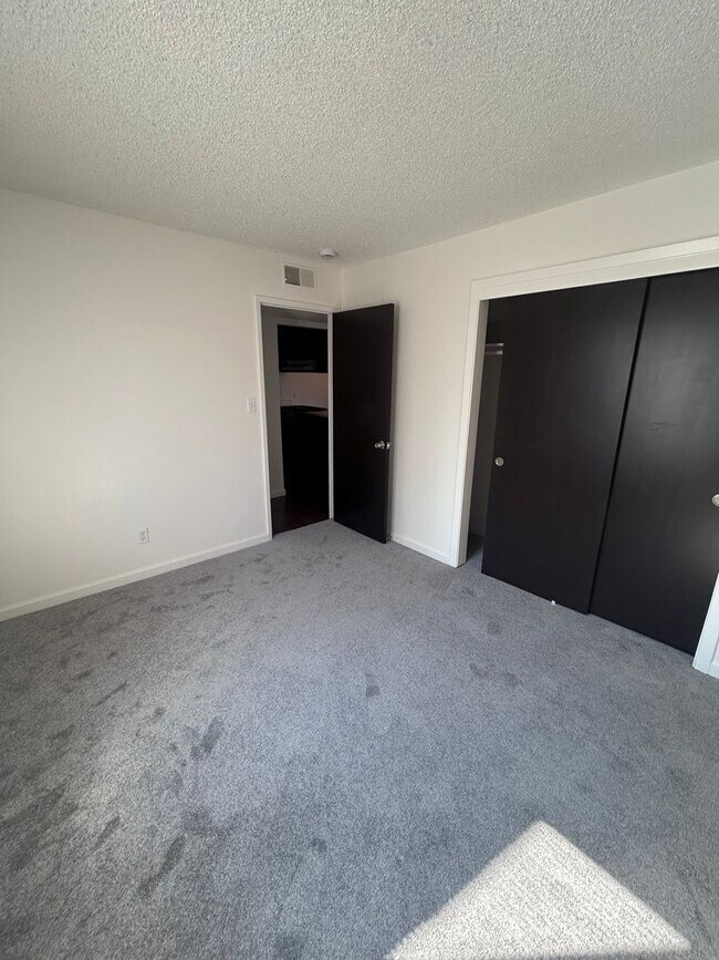 Building Photo - Upstairs Unit!!! Move in Ready!