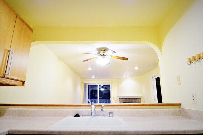 Building Photo - Top-Floor Condo near Bellevue Downtown