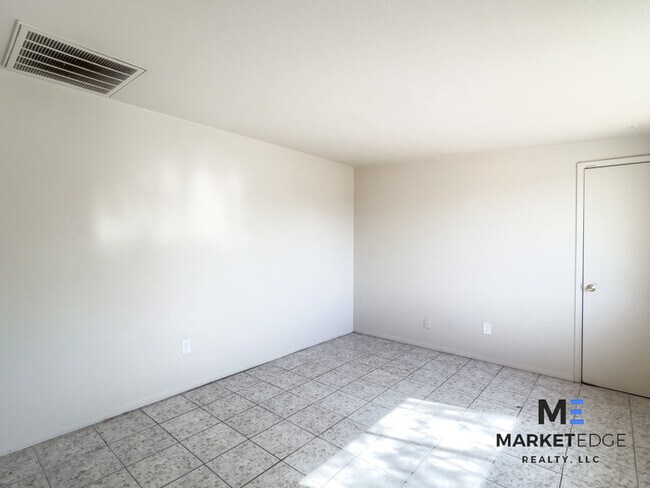 Building Photo - 3 Bed/ 1 Bath at 67th /Indian School! Appl...