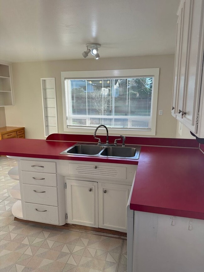 Building Photo - Walkable to Silas High School