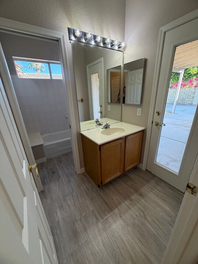 Building Photo - UPDATED BEAUTY IN GARDEN LAKES