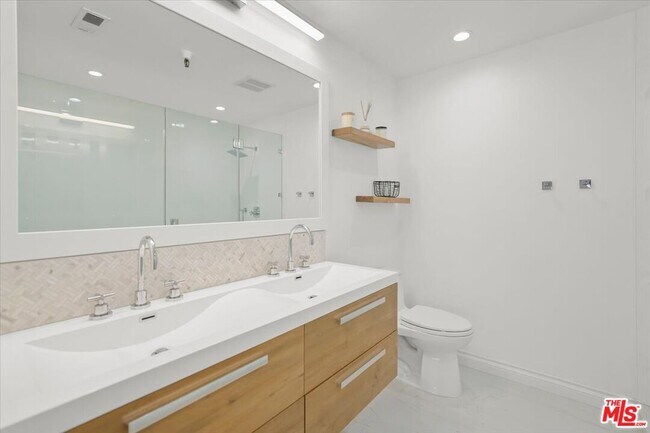 Building Photo - 14630 Dickens St