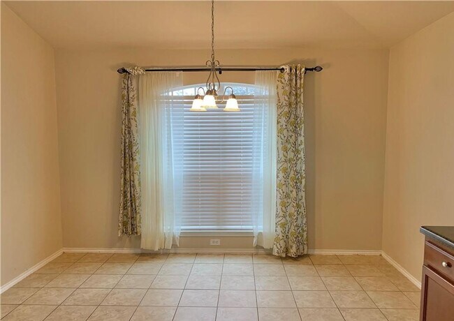 Building Photo - CUTE 4-bedroom 2-bathroom house HOUSING ACCEPTED!