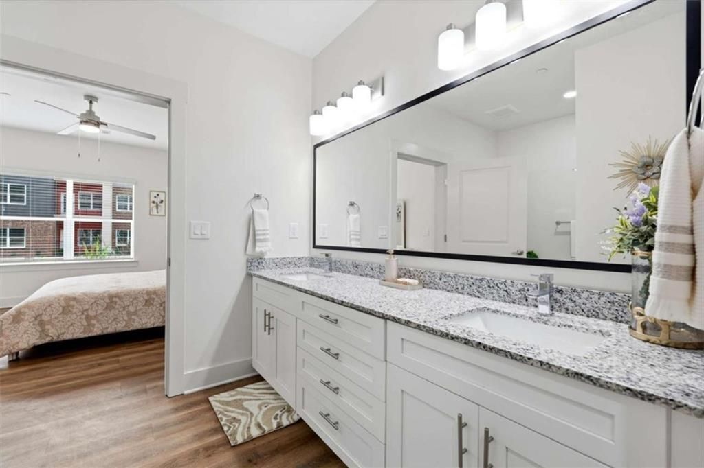 Building Photo - 2025 W Iris Dr SE