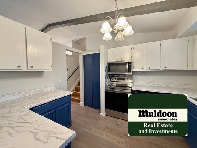 Building Photo - 3 Bedroom Tri Level with Spacious Yard 80918