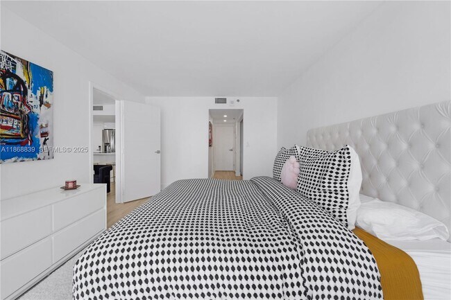 Building Photo - 7601 E Treasure Dr