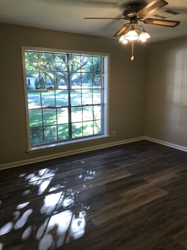 Building Photo - 3 bed 2 Bath Brick Home off Park Avenue!